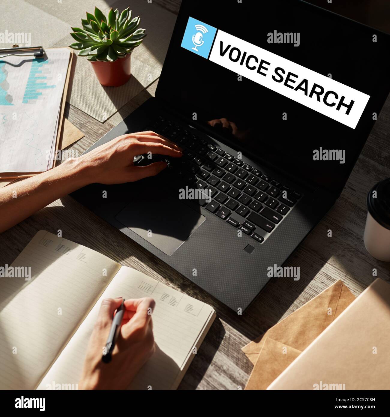 Il servizio di ricerca vocale applicazione sulla schermata del dispositivo. Internet e il concetto di tecnologia Foto Stock