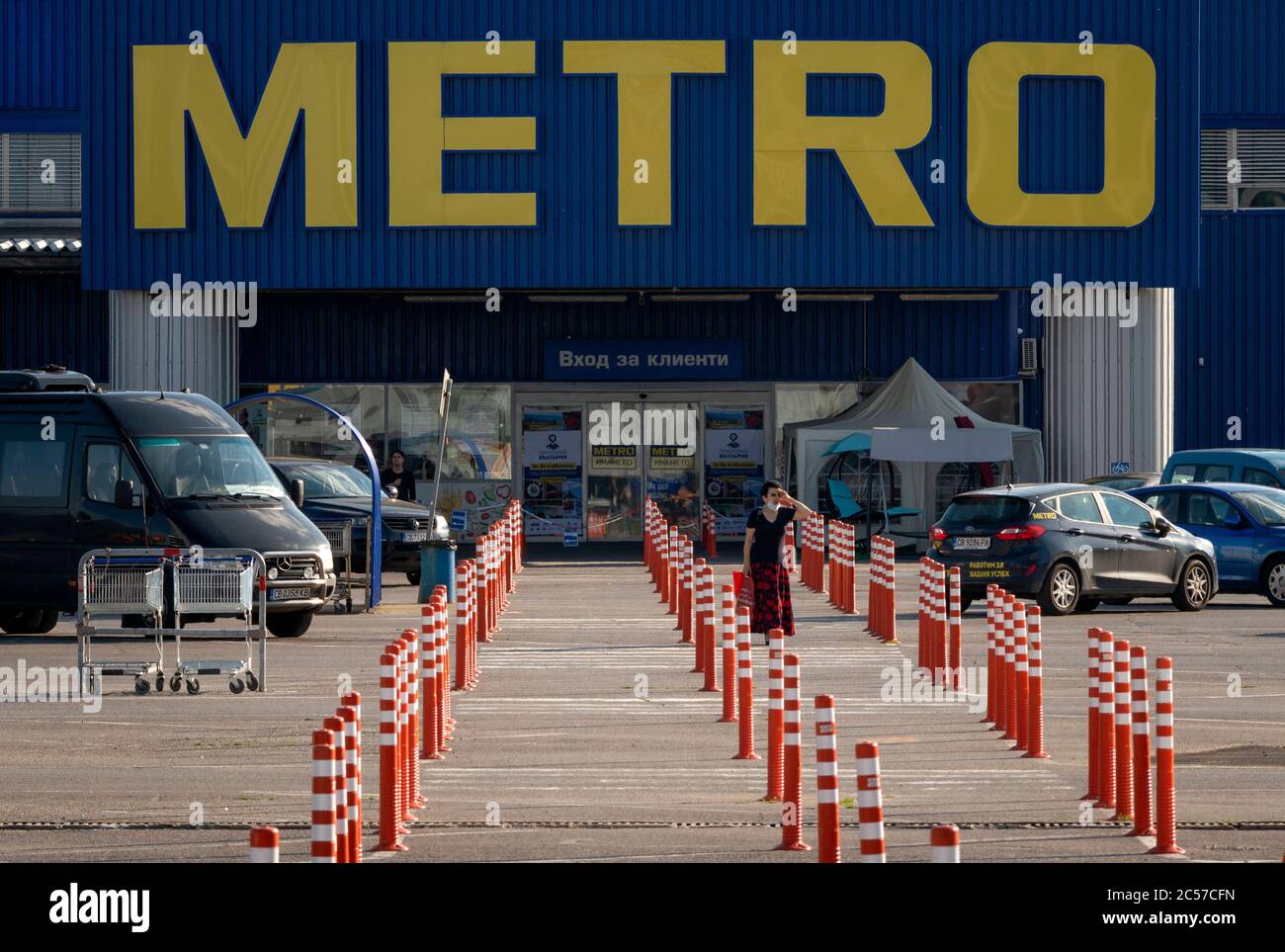 Metro Cash e porta negozio di fronte e ingresso a Sofia Bulgaria Foto Stock