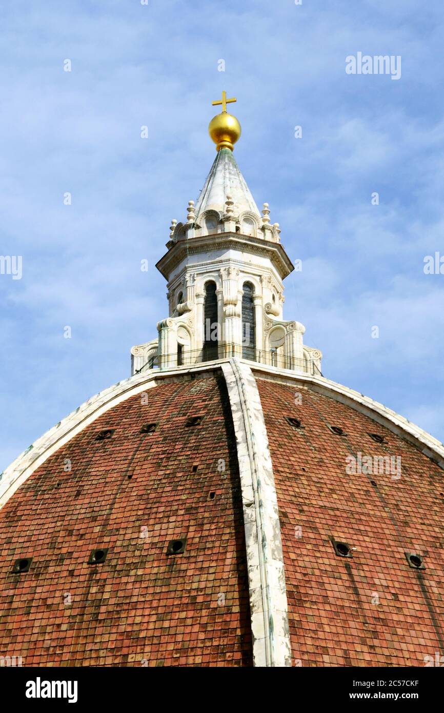 Firenze, Toscana, Italia. Particolare della lanterna, la cima della cupola  della chiesa di Santa Maria del Fiore vista dalla sommità del suo campanile  Foto stock - Alamy