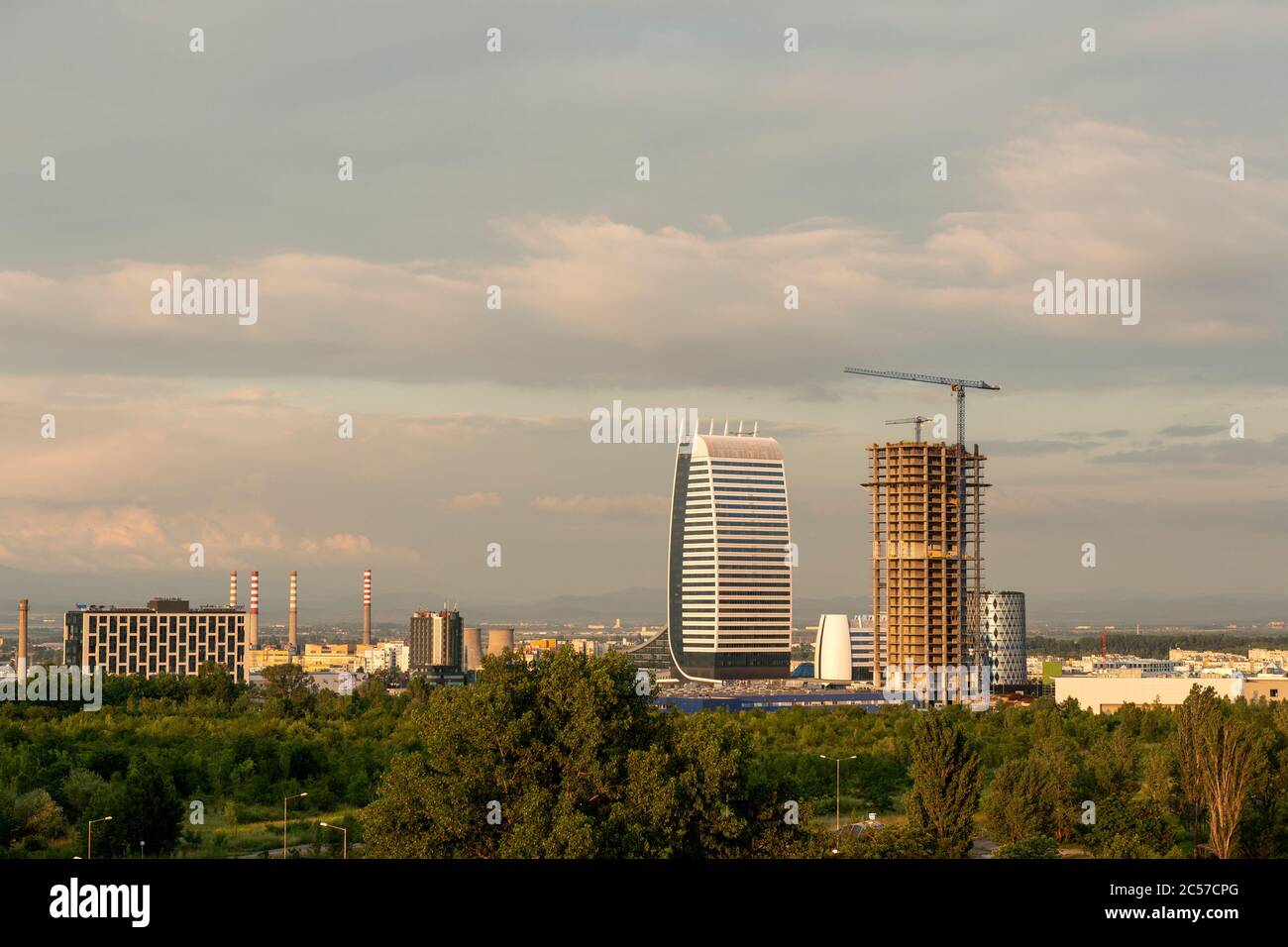 Vista sulla periferia di Sofia, Bulgaria, con il più alto edificio di sviluppo Sky Fort e in costruzione come 2020, Europa orientale Foto Stock