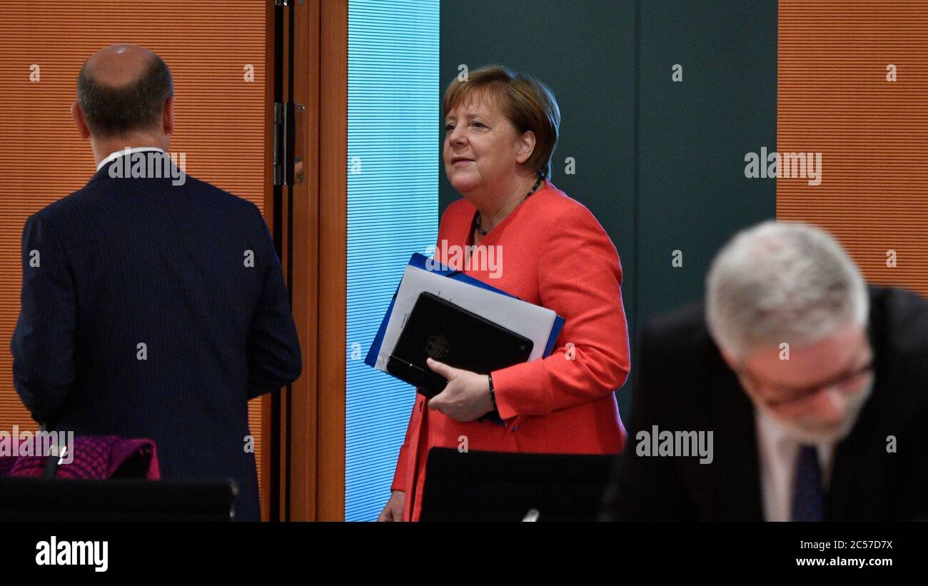 Berlino, Germania. 01 Luglio 2020. La cancelliera Angela Merkel (CDU, M) si presenta alla riunione settimanale del gabinetto. Il governo federale vuole approvare la revoca del divieto di ingresso nell'UE per alcuni paesi. Inoltre, il gabinetto vuole approvare una legge che libererebbe più rapidamente le imprese e i consumatori indebitati dal debito residuo. Credit: John MacDougall/AFP-POOL/dpa/Alamy Live News Foto Stock