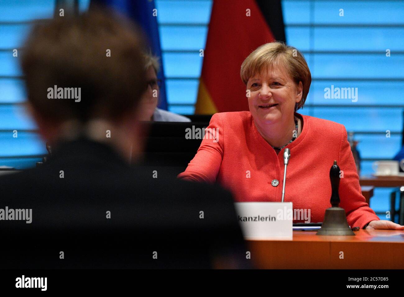 Berlino, Germania. 01 Luglio 2020. La cancelliera Angela Merkel (CDU) presiede la riunione settimanale del gabinetto. Il governo federale vuole approvare la revoca del divieto di ingresso nell'UE per alcuni paesi. Inoltre, il gabinetto vuole approvare una legge che libererebbe più rapidamente le imprese e i consumatori indebitati dal debito residuo. Credit: John MacDougall/AFP-POOL/dpa/Alamy Live News Foto Stock