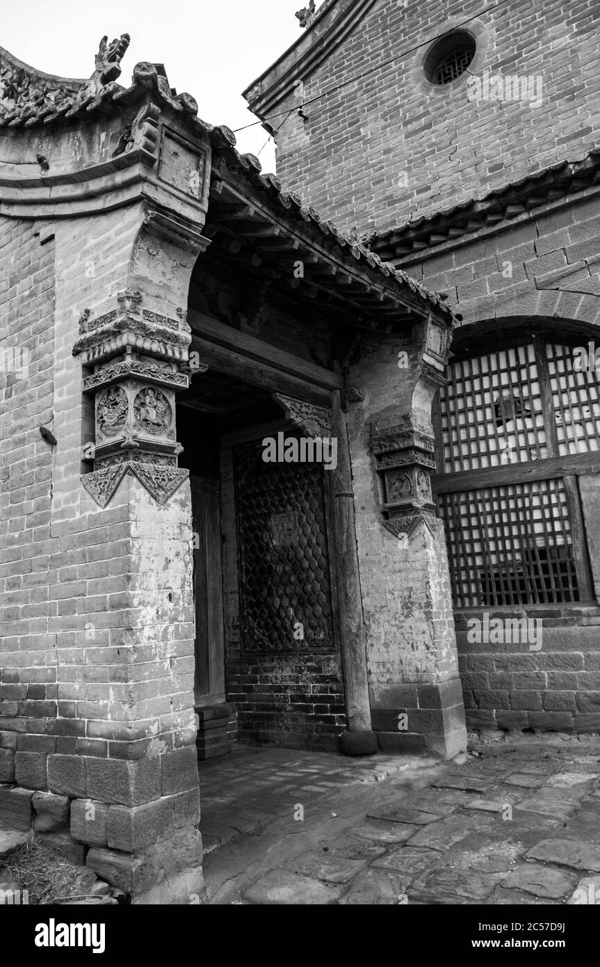 Pietre decorate entrata in una grotta abitazione nel villaggio di Lijiashan, nella provincia di Shanxi, Cina. Foto Stock