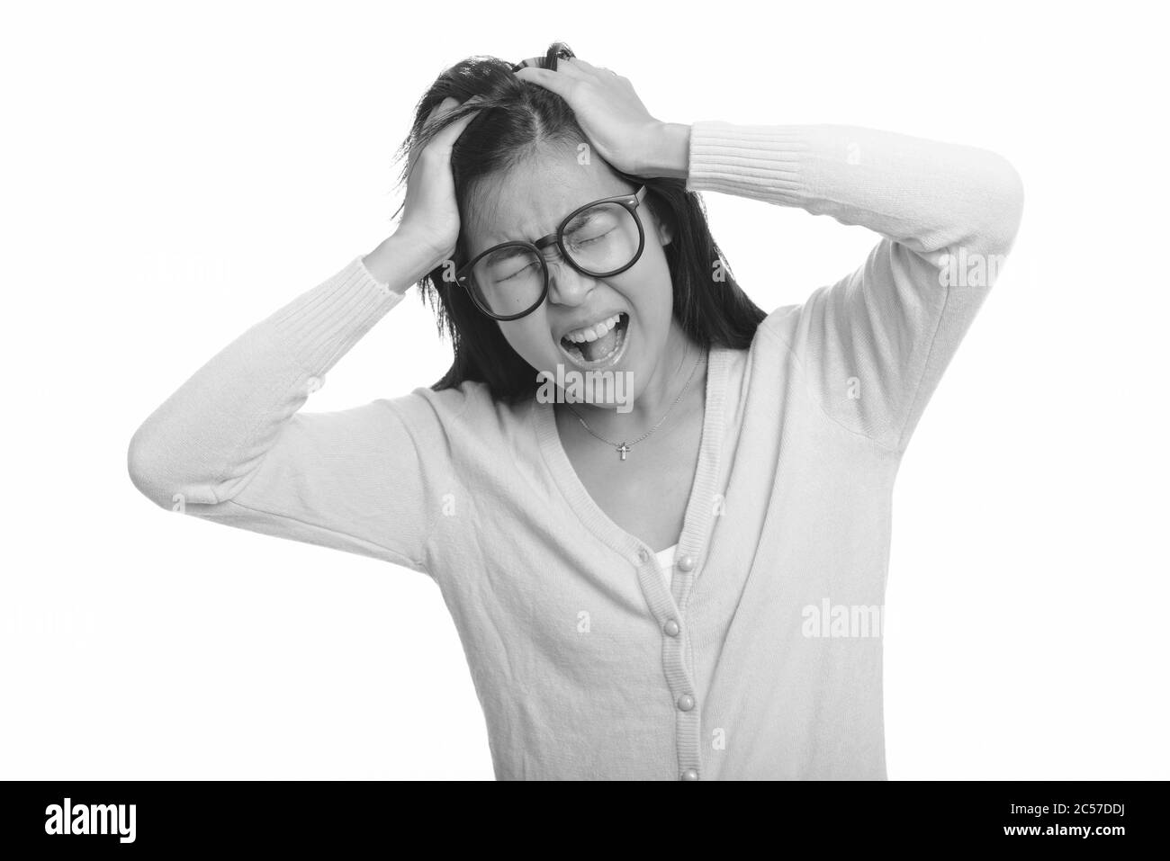 Ritratto di giovane donna nerd asiatica stressata urlando e gridando Foto Stock
