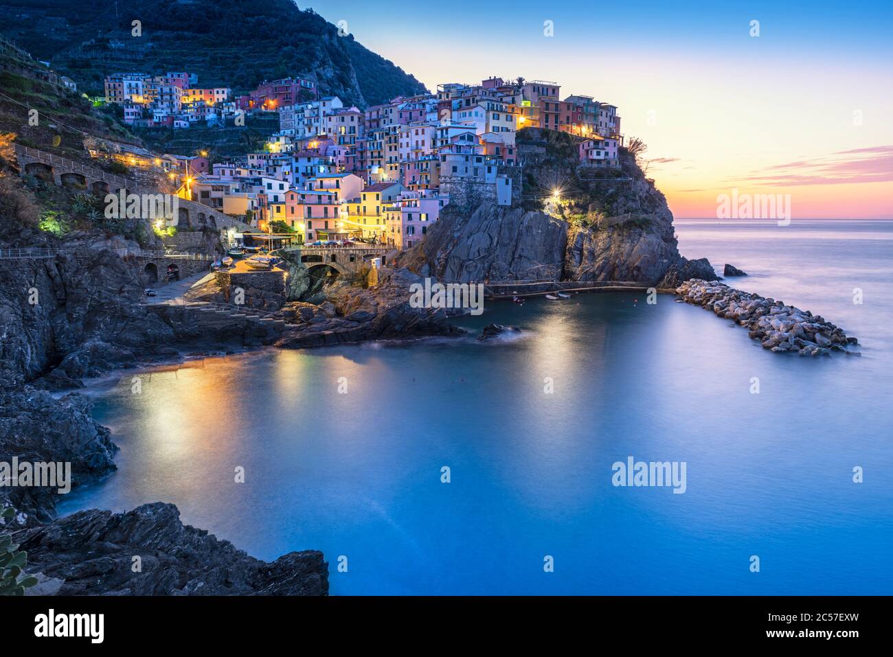 Manarola all'alba. Europa, Italia, Liguria, provincia di Spezia, comune di Rio maggiore, Manarola Foto Stock