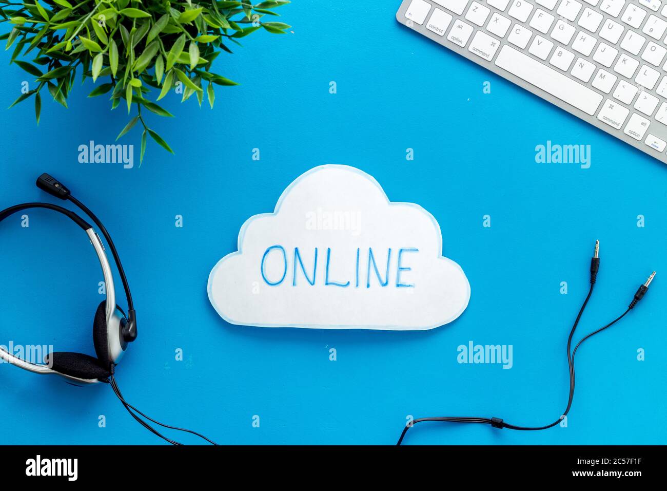 Concetto di networking online. Vista dall'alto del desktop Office Foto Stock