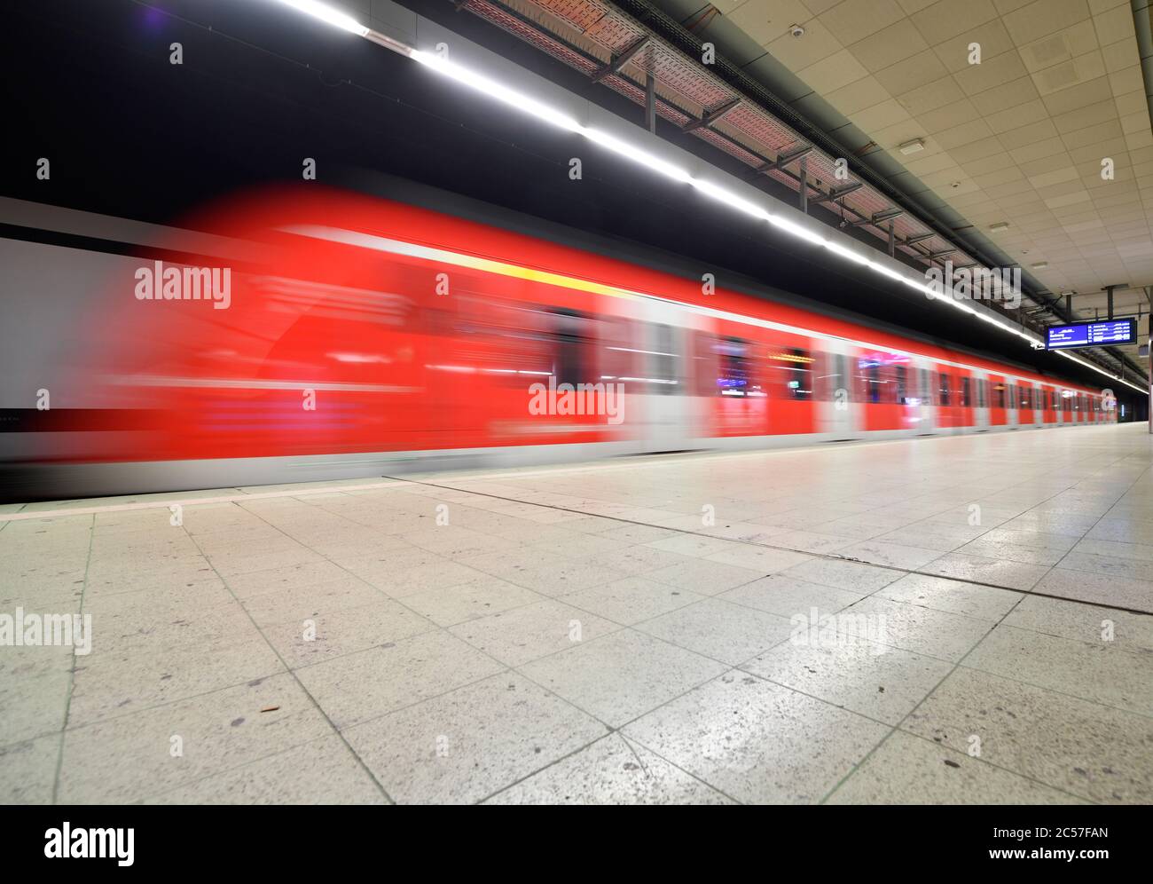 Alla corsa della stazione della S-Bahn orfana Stadtmitte, blocco durante la crisi della corona, Stoccarda, Baden-Württemberg, Germania Foto Stock