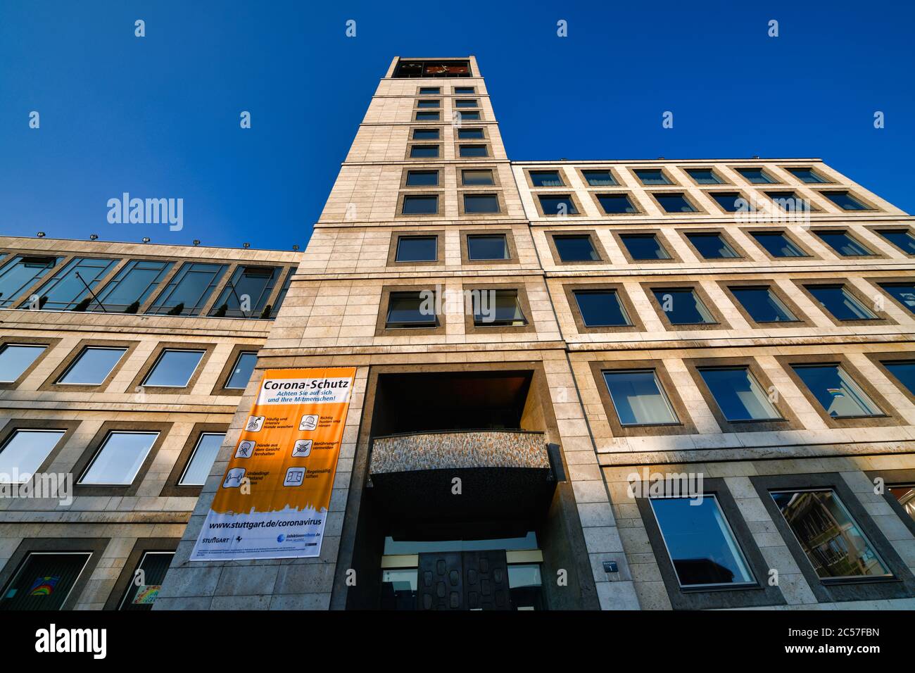 Nuovo municipio con poster, regole di condotta, blocco durante la crisi della corona, Stoccarda, Baden-Württemberg, Germania Foto Stock