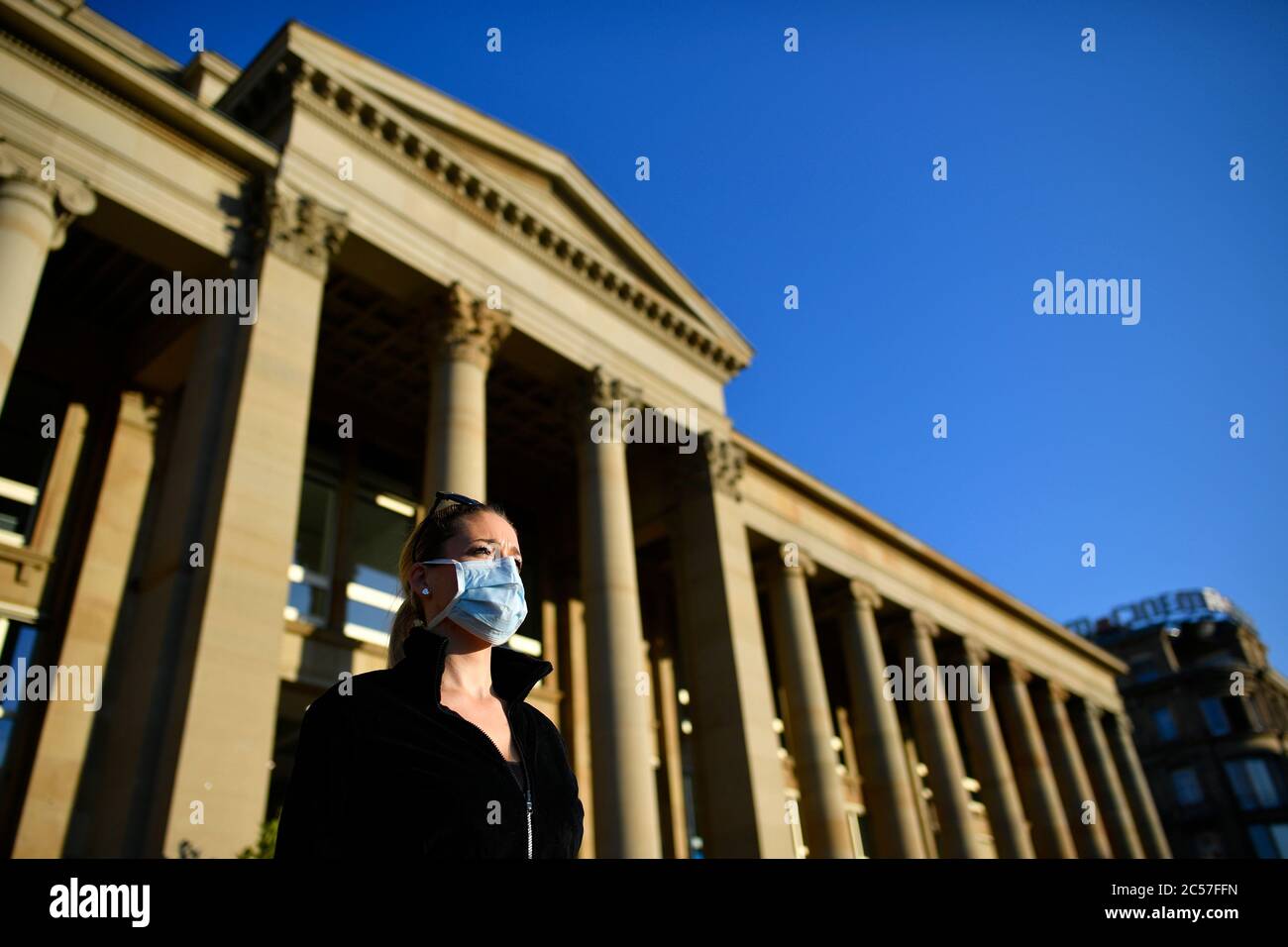 Donna con maschera facciale, Königsbau, crisi di Corona, Stoccarda, Baden-Württemberg, Germania Foto Stock