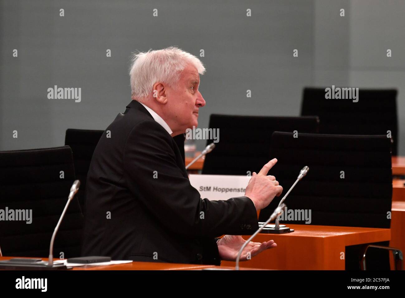 Berlino, Germania. 01 Luglio 2020. Il Ministro federale degli interni Horst Seehofer (CSU) attende l'inizio della riunione settimanale del gabinetto. Il governo federale vuole approvare la revoca del divieto di ingresso nell'UE per alcuni paesi. Inoltre, il gabinetto vuole approvare una legge che libererebbe più rapidamente le imprese e i consumatori indebitati dal debito residuo. Credit: John MacDougall/AFP-POOL/dpa/Alamy Live News Foto Stock