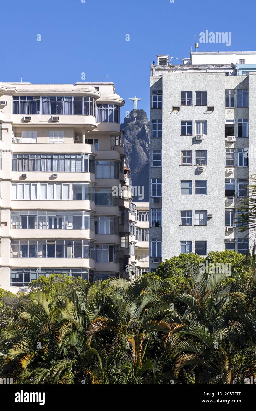 Vegetazione tropicale con alloggi urbani e Corcovado montagna a Rio De Janeiro Foto Stock