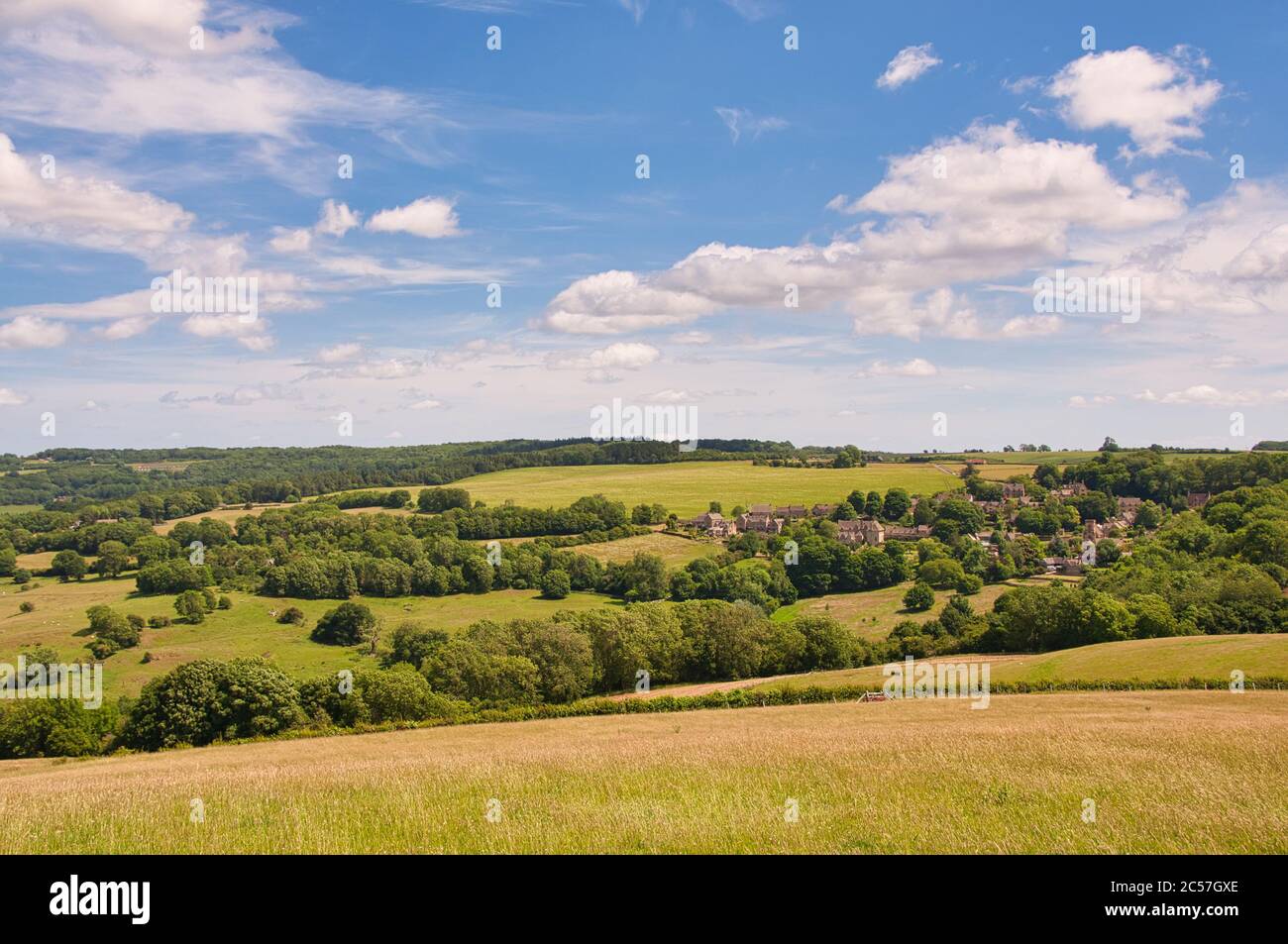 Una vista attraverso le colline ondulate al villaggio Gloucestershire di Snow Hill nel Cotswolds. Foto Stock