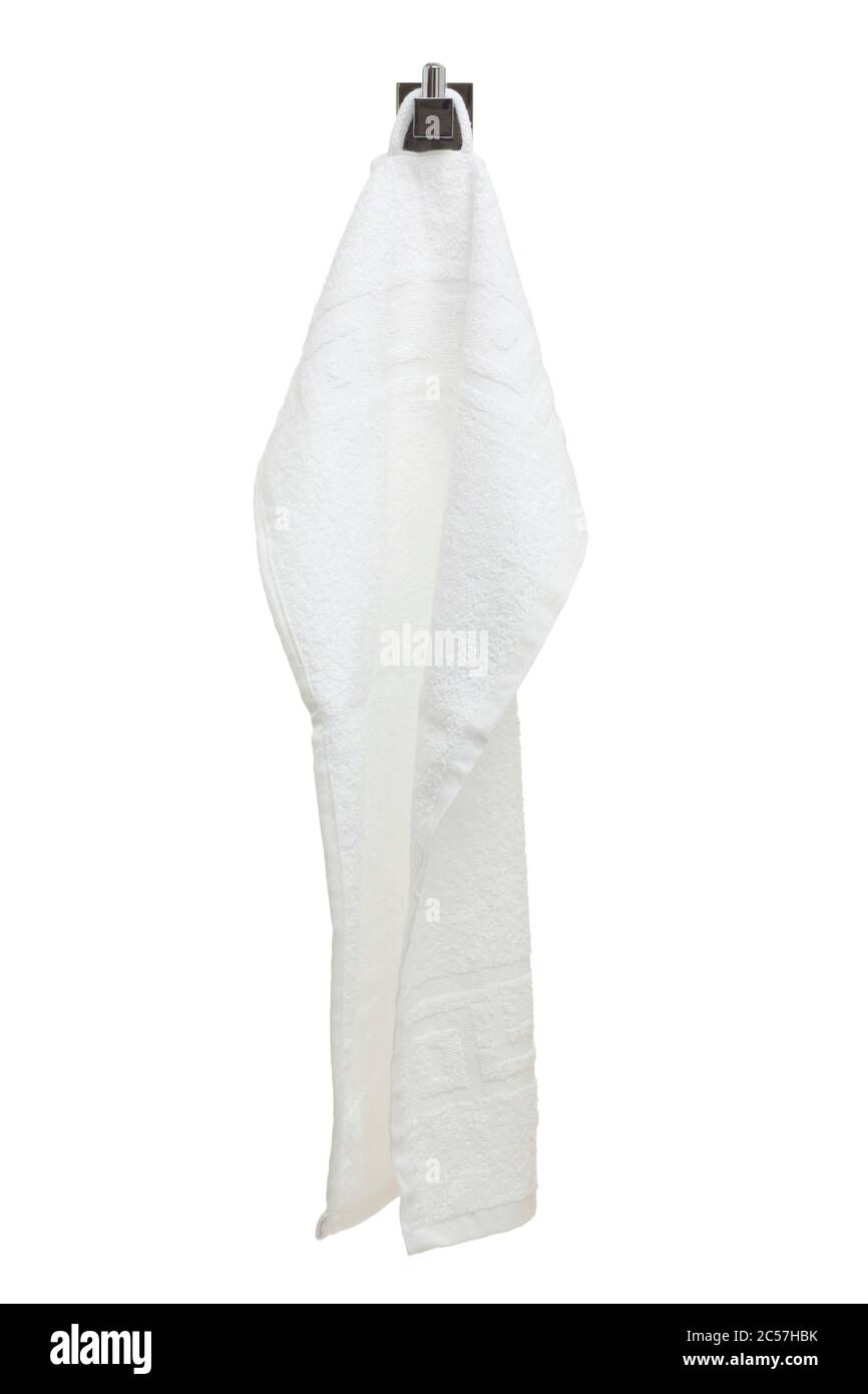 Asciugamano bianco su gancio cromato isolato su sfondo bianco Foto Stock