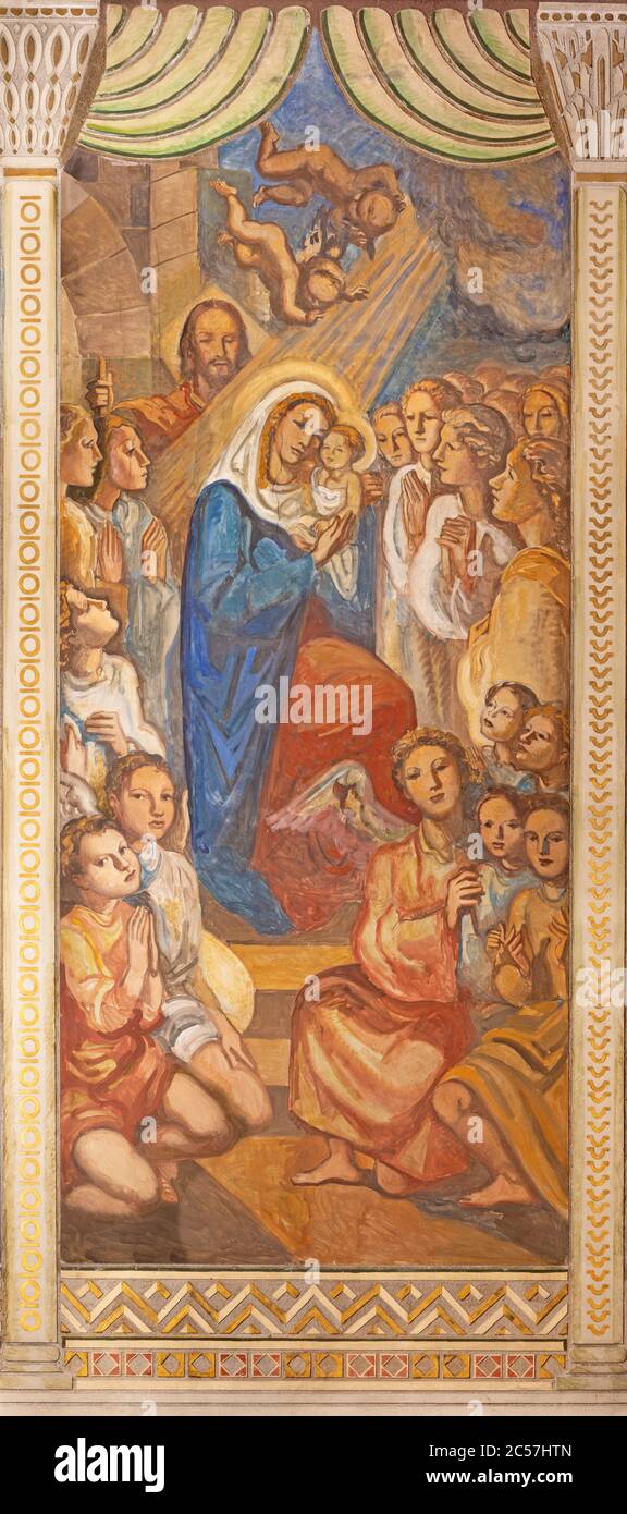 BARCELLONA, SPAGNA - 3 MARZO 2020: Affresco della Madonna tra i santi nella chiesa Parroquia Santa Teresa de l'Infant Gesù di Francisco Labarta. Foto Stock