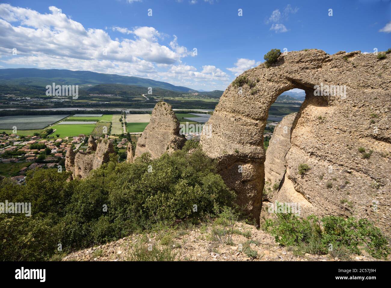 Arco di roccia nei Penitents des Mées o formazione rocciosa & Durance Valley Les Mées Alpes-de-Haute-Provence Provence Provence France Foto Stock