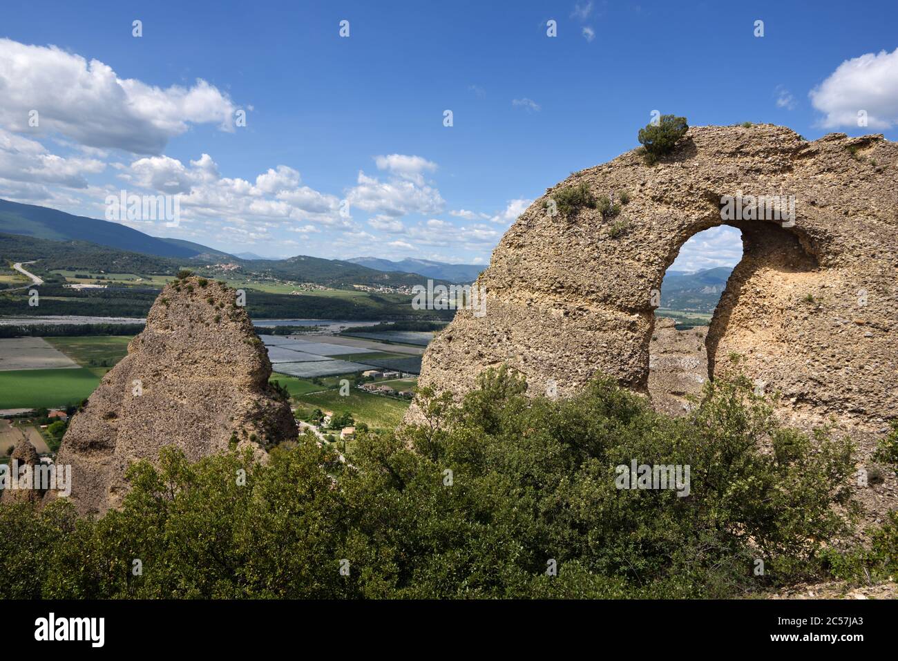 Arco di roccia nei Penitents des Mées o formazione rocciosa & Durance Valley Les Mées Alpes-de-Haute-Provence Provence Provence France Foto Stock