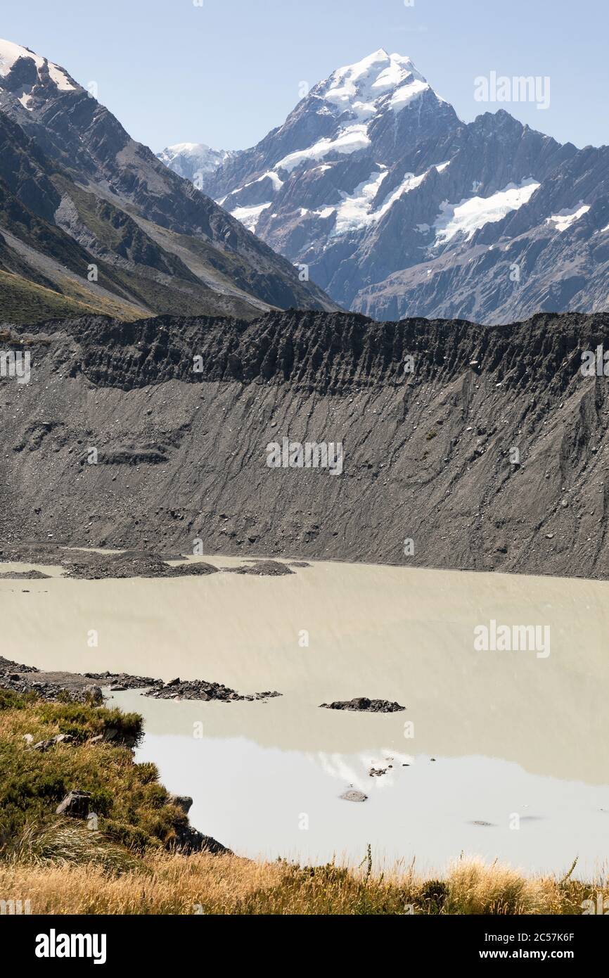 Mueller Lake e morena glaciale che guarda verso Mount Cook, Aoraki Mount Cook National Park, South Island, Nuova Zelanda Foto Stock