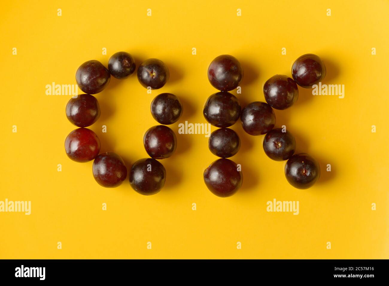 Ritratto del segno OK fatto di uva Foto Stock