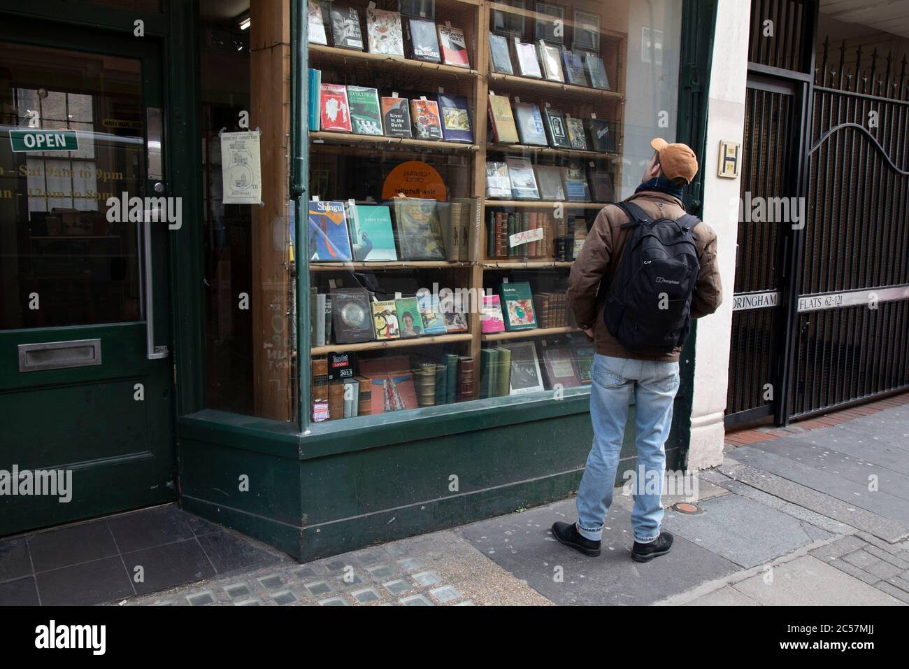 Il 18 febbraio 2020, a Londra, Inghilterra, Regno Unito, si passa la vetrina di libri rari e di seconda mano su Charing Cross Road. Charing Cross Road è rinomata per le sue librerie specializzate e di seconda mano, ed è sede di molte librerie e più negozi di seconda mano e antiquari. Foto Stock