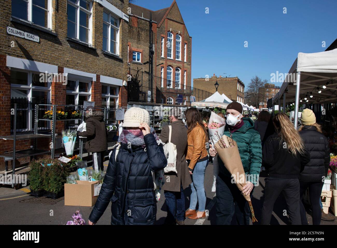 Columbia Road mercato dei fiori in Mothers Day, e la sua ultima domenica aperta per un po 'a causa di Covid-19 su quello che normalmente sarebbe un giorno di mercato occupato, vivace con branchi di persone fuori per acquistare fiori e socializzare, Il numero di persone fuori è una frazione di una domenica regolare il 22 marzo 2020 a Londra, Inghilterra, Regno Unito. Tutti i mercati della domenica di fine est sono stati colpiti dall'epidemia di Coronavirus, con alcuni completamente chiusi e alcuni attualmente parzialmente aperti. Il coronavirus o Covid-19 è una nuova malattia respiratoria che non è stata precedentemente osservata negli esseri umani. Mentre gran parte o l’Europa è stata plac Foto Stock