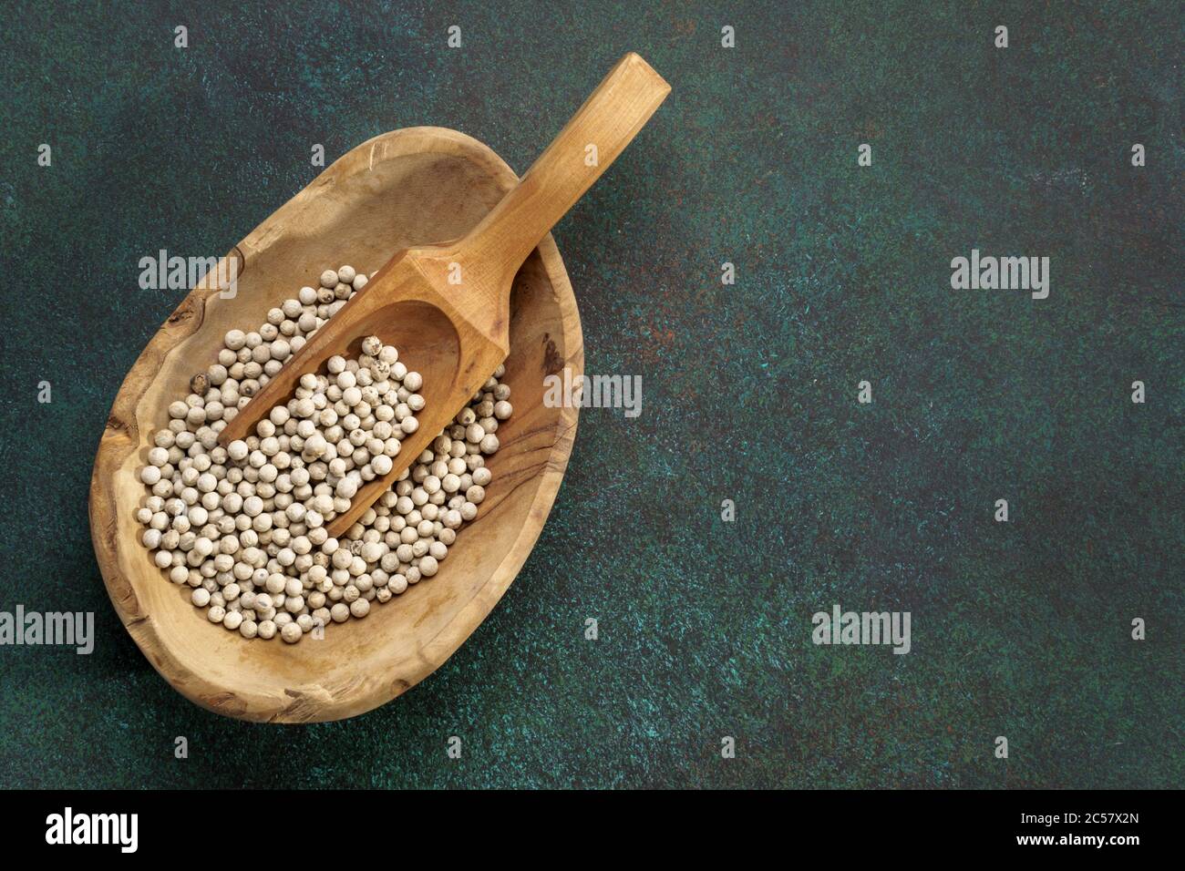 Pepe bianco in ciotola di legno Foto Stock
