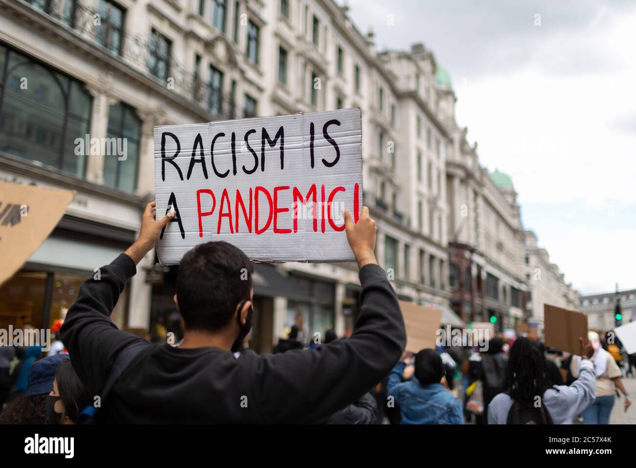 Un uomo ha un segno di protesta sopra la sua testa, Black Lives Matter march, Londra, 27 giugno 2020 Foto Stock