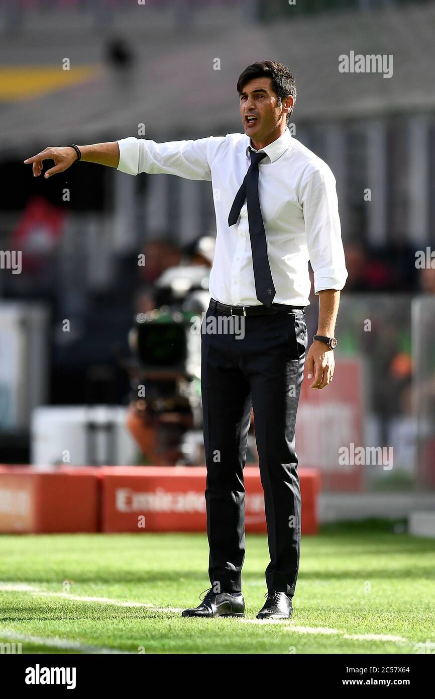 Milano, Italia - 28 giugno 2020: Paulo Fonseca, allenatore di AS Roma, gesti durante la Serie A partita di calcio tra AC Milano e AS Roma. AC Milan ha vinto 2-0 anni COME Roma. Credit: Nicolò campo/Alamy Live News Foto Stock