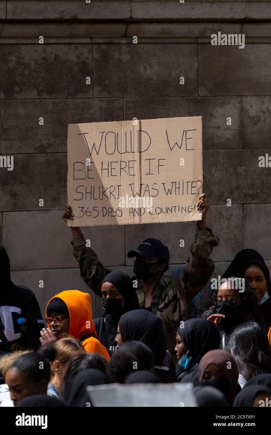 Un protestore tiene un segno ad una dimostrazione della materia di Black Lives, Downing Street, Londra, 27 giugno 2020 Foto Stock