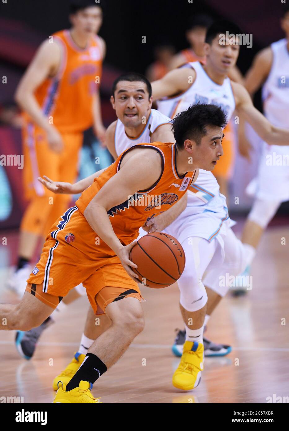 Qingdao, la provincia cinese di Shandong. 1 luglio 2020. Luo Hanchen (fronte) degli squali di Shanghai si rompe durante una partita tra le Tigri volanti Xinjiang e gli squali di Shanghai alla lega 2019-2020 della Chinese Basketball Association (CBA) a Qingdao, nella provincia di Shandong della Cina orientale, il 1 luglio 2020. Credit: Li Ziheng/Xinhua/Alamy Live News Foto Stock