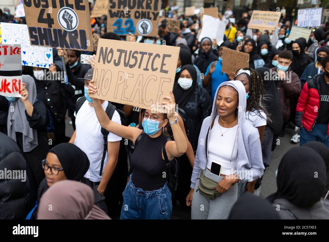 Manifestanti in marcia in occasione di una dimostrazione della Black Lives Matter, Downing Street, Londra, 27 giugno 2020 Foto Stock