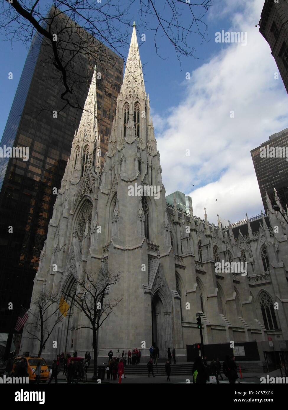 Edifici moderni a New York, una delle città più popolari del mondo. Grattacieli e un bellissimo parco negli Stati Uniti d'America Foto Stock