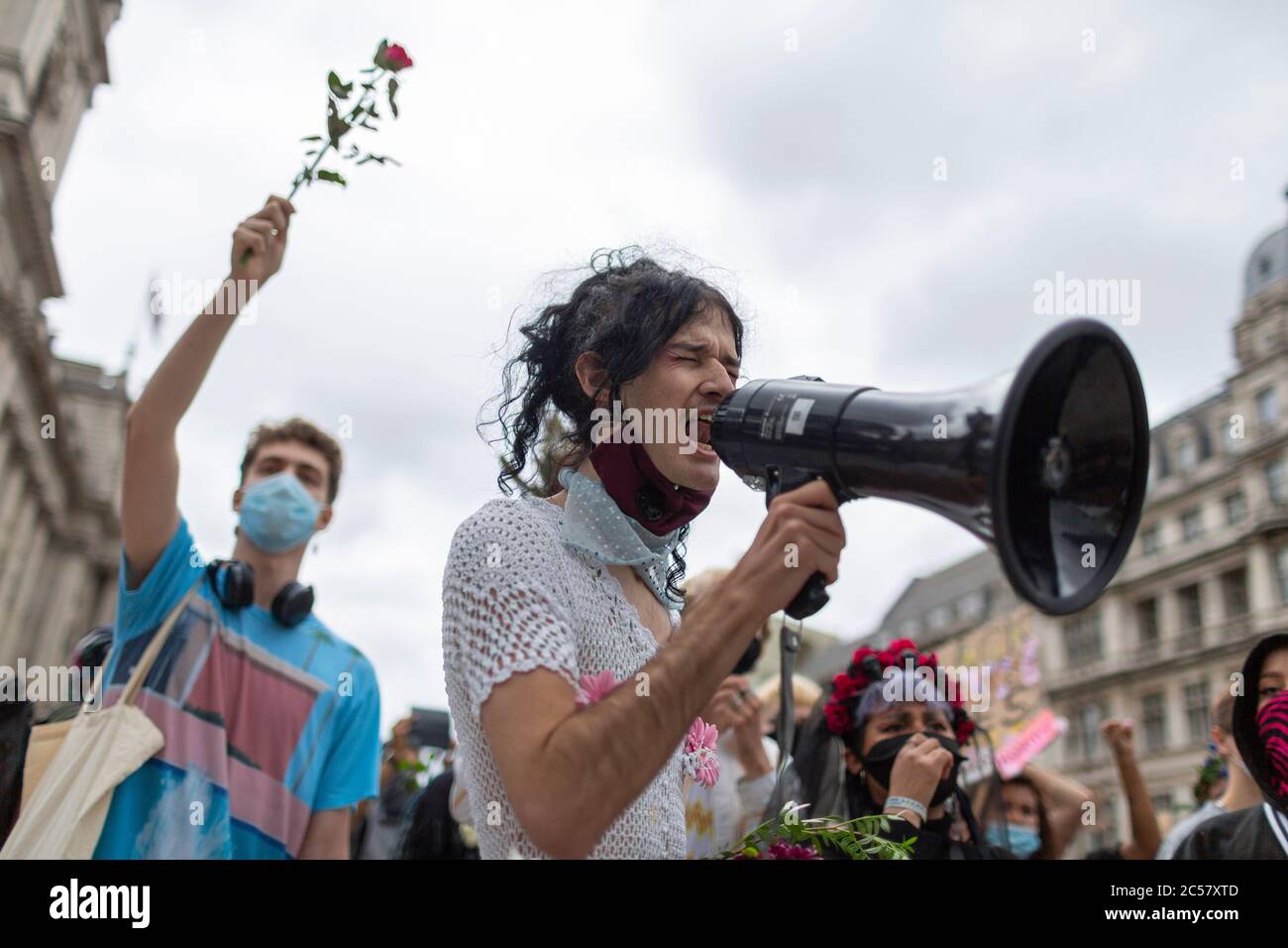 Un membro della comunità LGBT ha pronunciato un discorso, Black Lives Matter Demo, Parliament Square, Londra, 27 giugno 2020 Foto Stock