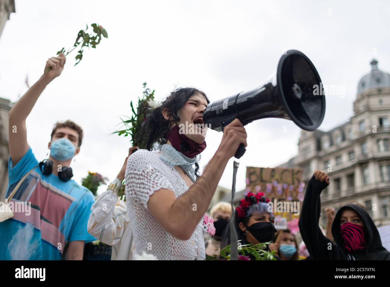 Un membro della comunità LGBT ha pronunciato un discorso, Black Lives Matter Demo, Parliament Square, Londra, 27 giugno 2020 Foto Stock