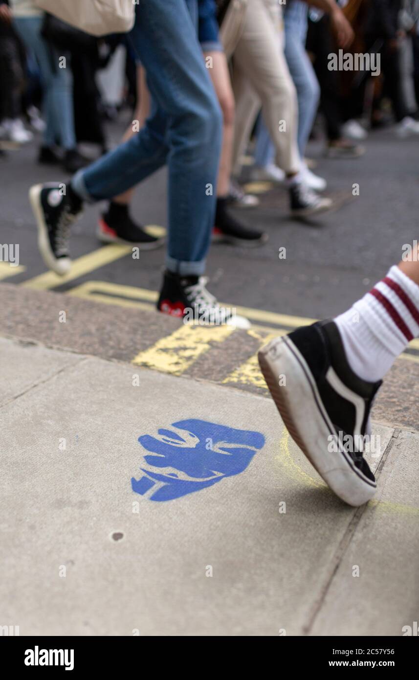 Stencil Graffiti di una maschera Guy Fawkes su un sentiero, Black Lives Matter dimostration, Londra, 27 giugno 2020 Foto Stock