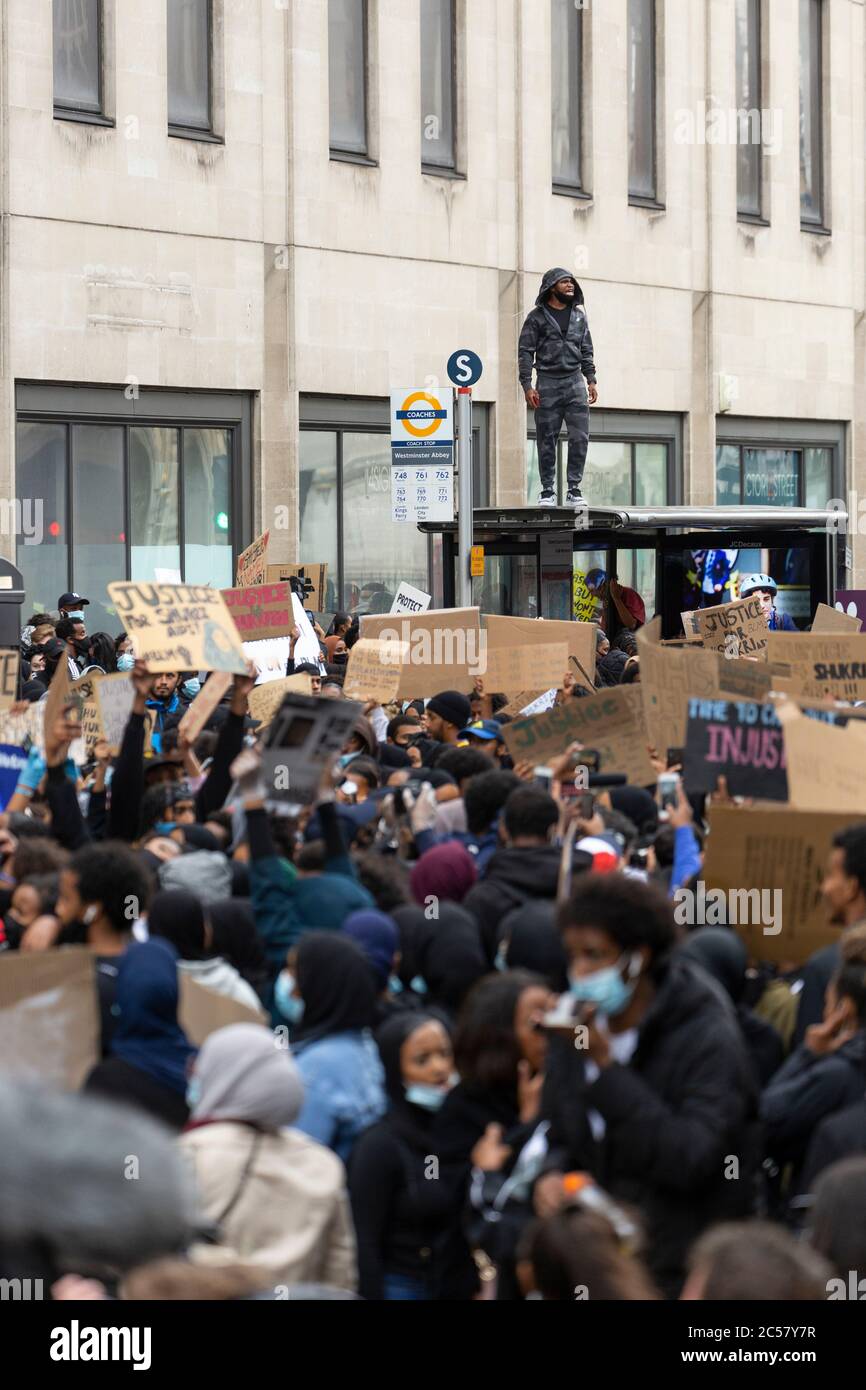 Un protetore in cima a una fermata dell'autobus, Black Lives Matter dimostration, Victoria, Londra, 27 giugno 2020 Foto Stock