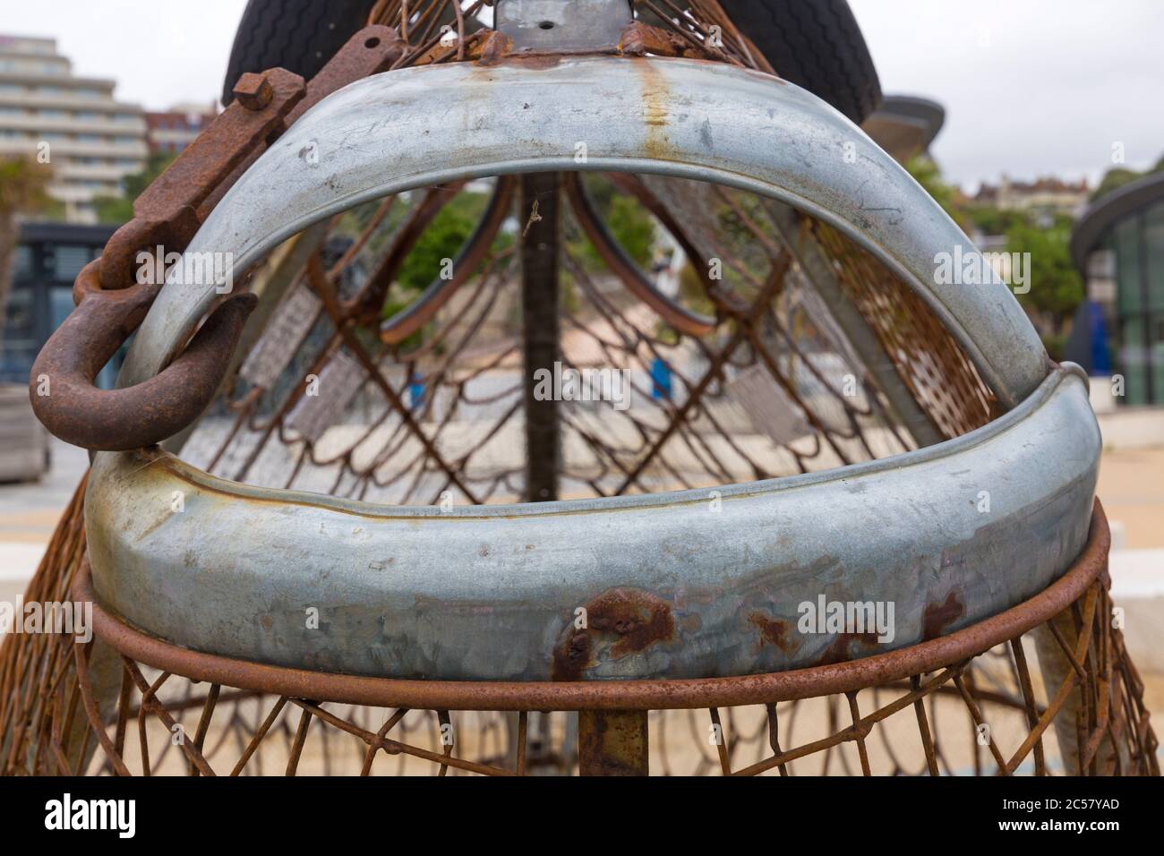 Bournemouth, Dorset UK. 1 luglio 2020. Nellie il pesce, una gigantesca scultura di metallo pesce arriva a Bournemouth per promuovere il riciclaggio e la plastica monouso. Alta 2 metri e realizzata in metallo recuperato incoraggia i visitatori a riciclare e smaltire le loro bottiglie di plastica e lattine metalliche alimentando Nellie. Tonnellate di rifiuti, comprese bottiglie di plastica e lattine, sono stati lasciati da visitatori sulla spiaggia di Bournemouth la scorsa settimana e sono stati prelevati da lavoratori del consiglio e volontari. Credit: Carolyn Jenkins/Alamy Live News Foto Stock