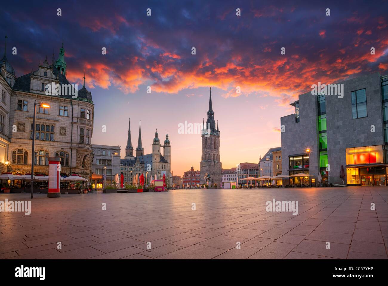 Halle, Germania. Immagine del centro storico di Halle (Saale) con la Torre Rossa e il mercato durante il tramonto spettacolare. Foto Stock