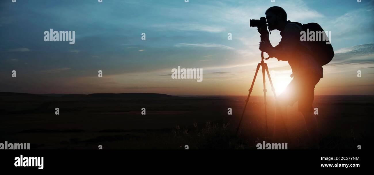 Fotografo che scatta foto silhouette Foto Stock