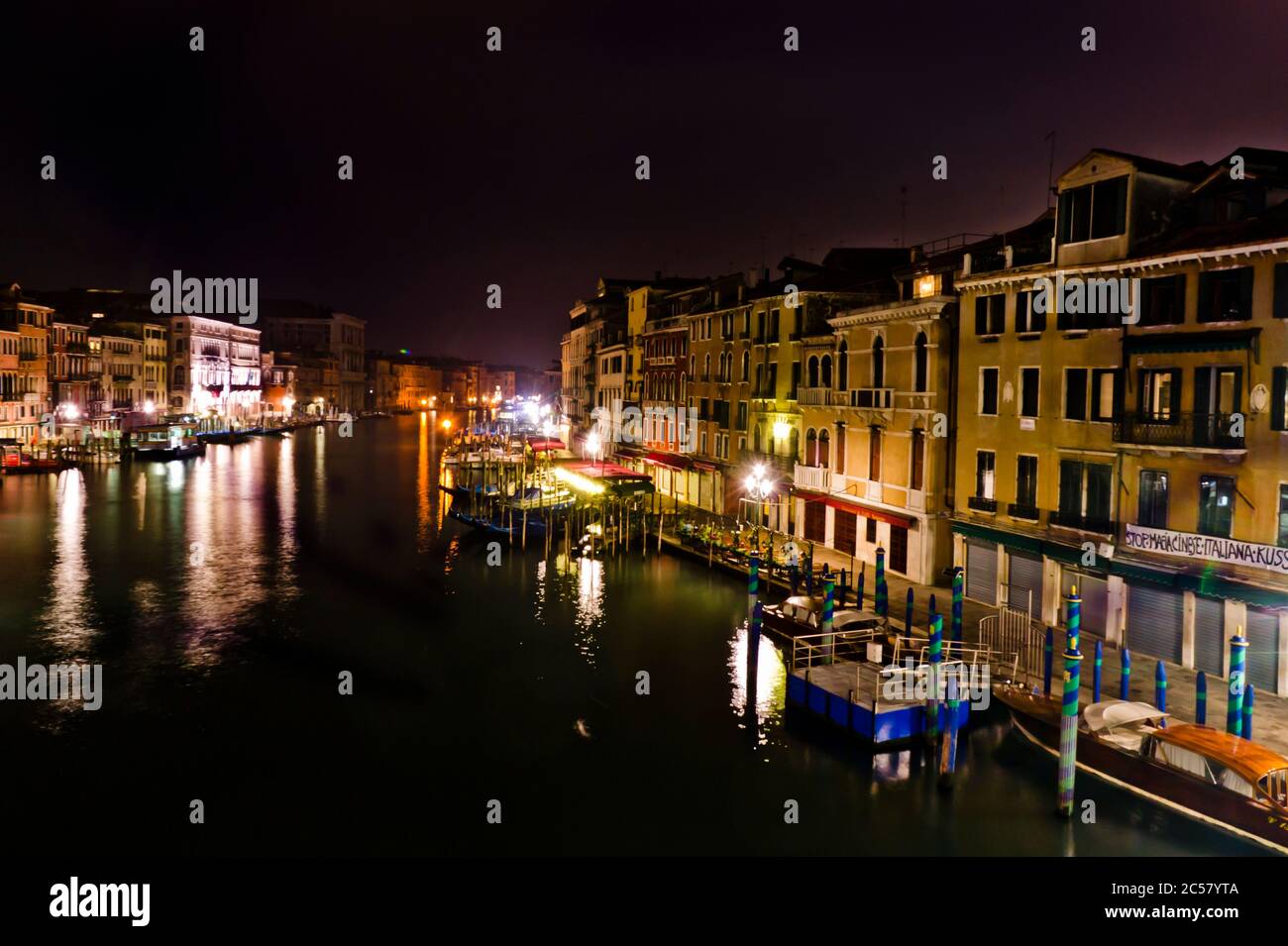 Vista notturna sul Canal Grande Venezia, Italia Foto Stock