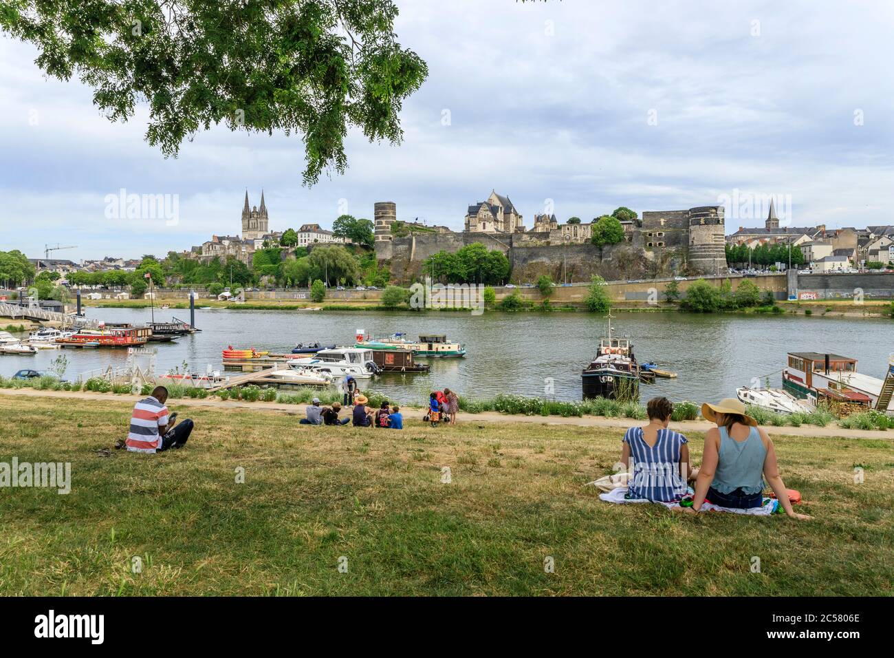 Francia, Maine et Loire, Angers, rive del fiume Maine, vista sul castello dal Port de la Savatte // Francia, Maine-et-Loire (49), Angers, berges du Foto Stock