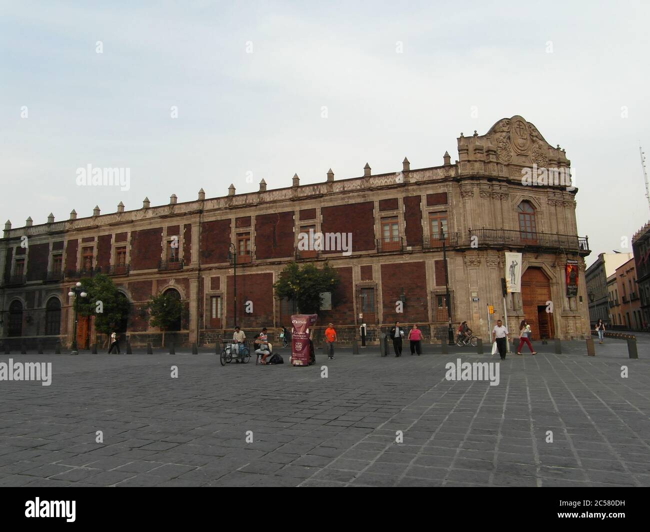 La città del Messico è viva e molto bella! Architettura insolita dell'America Latina, motivi spagnoli e strade meravigliose. Nessun filtro Foto Stock