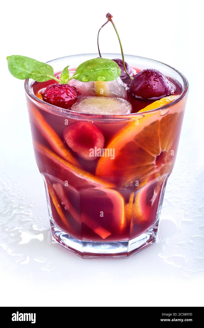Sangria di vino rosso o punch con agrumi e ghiaccio con vari frutti e menta su sfondo bianco Foto Stock