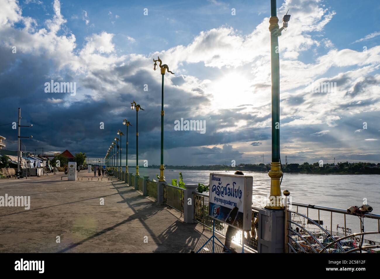 Il fiume Mekong e il bel cielo nuvoloso in Thailandia Foto Stock