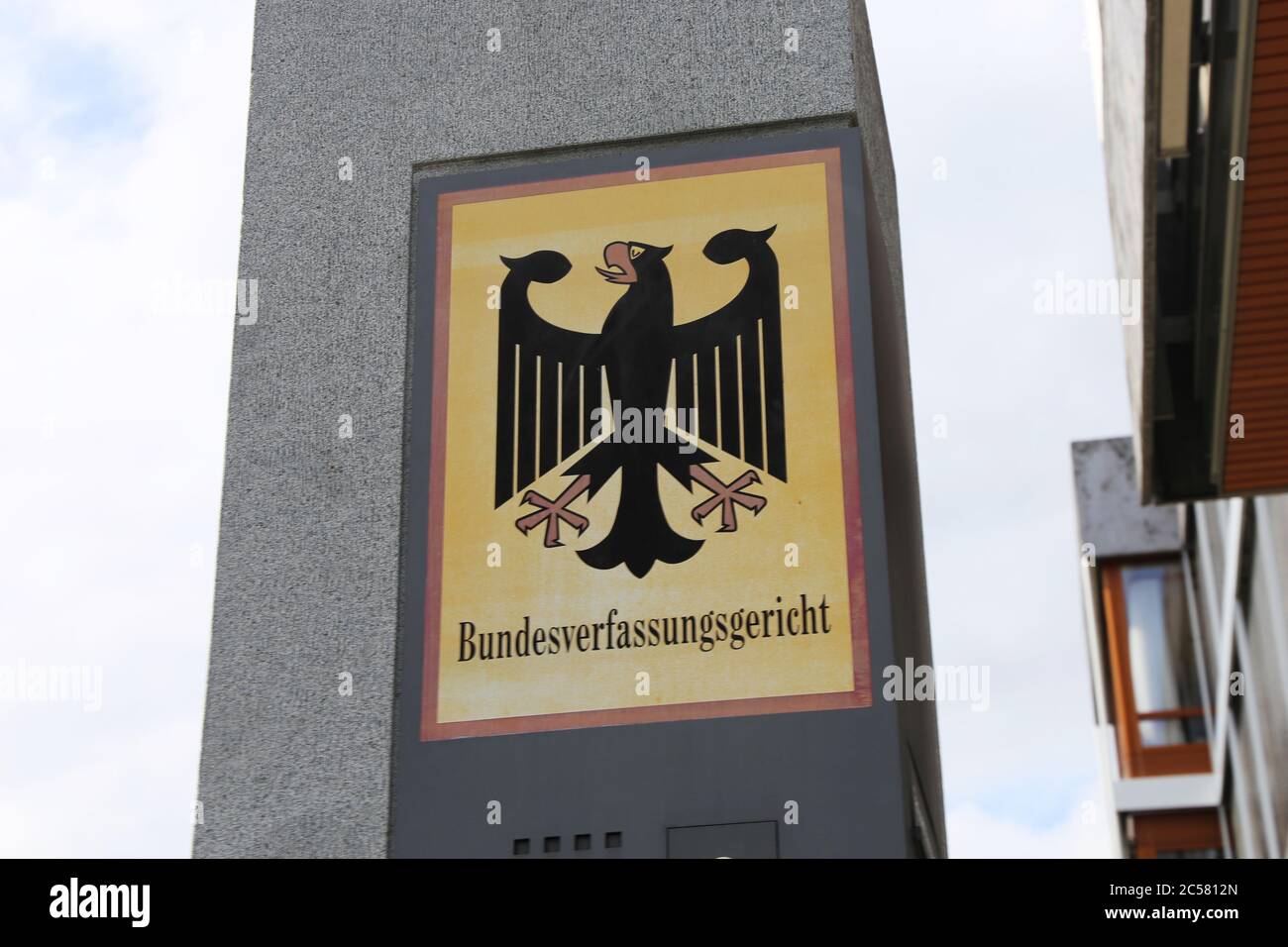 Primo piano della ben nota casella postale della Corte costituzionale federale a Karlsruhe, Germania Foto Stock