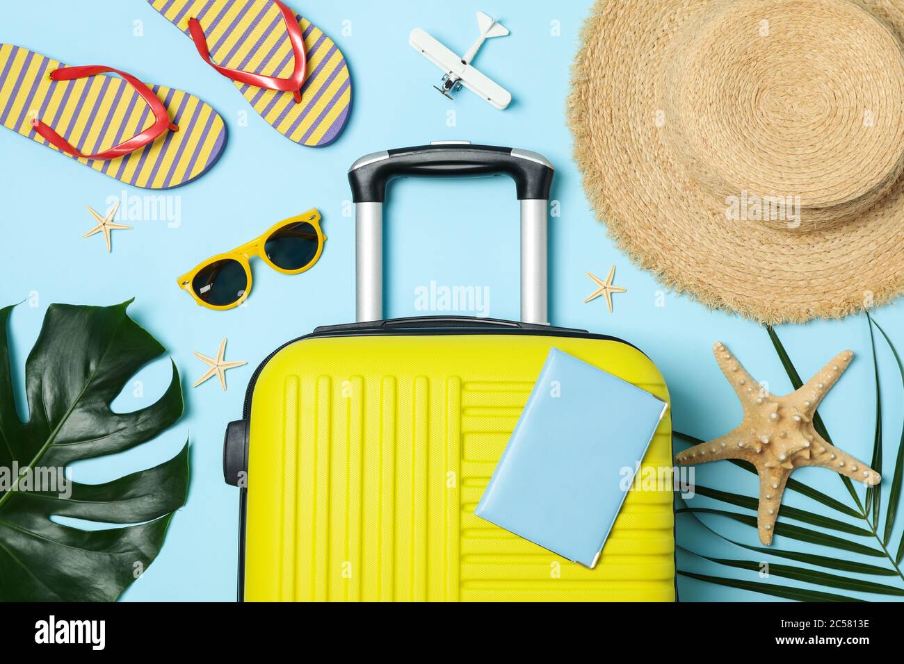 Accessori da viaggio su sfondo blu, vista dall'alto. Blogger di viaggio Foto Stock