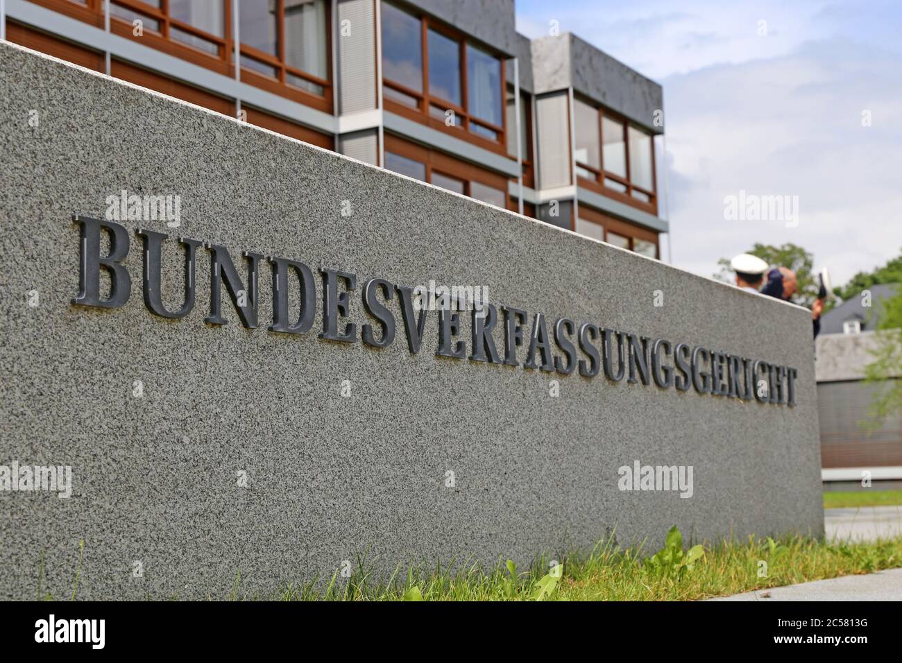 Primo piano del ben noto blocco di pietra di fronte alla Corte costituzionale federale di Karlsruhe, Germania Foto Stock