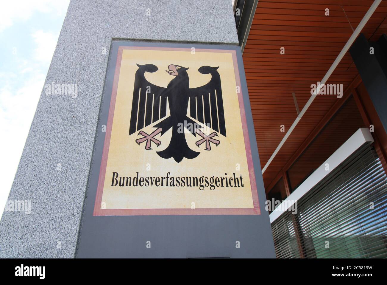 Primo piano della ben nota casella postale della Corte costituzionale federale a Karlsruhe, Germania Foto Stock