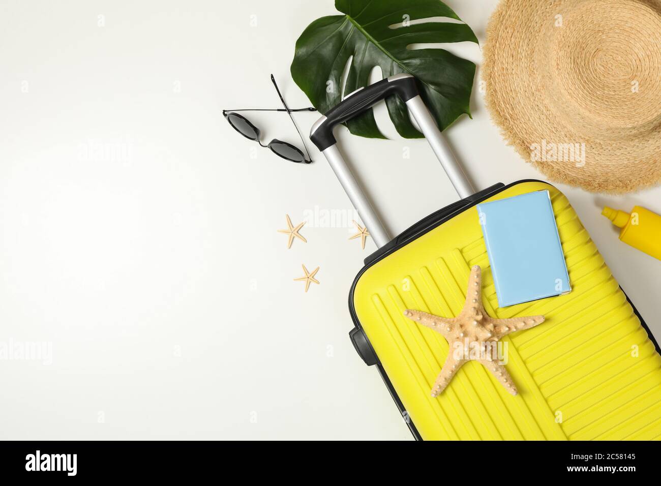 Accessori da viaggio su sfondo bianco, vista dall'alto. Blogger di viaggio Foto Stock