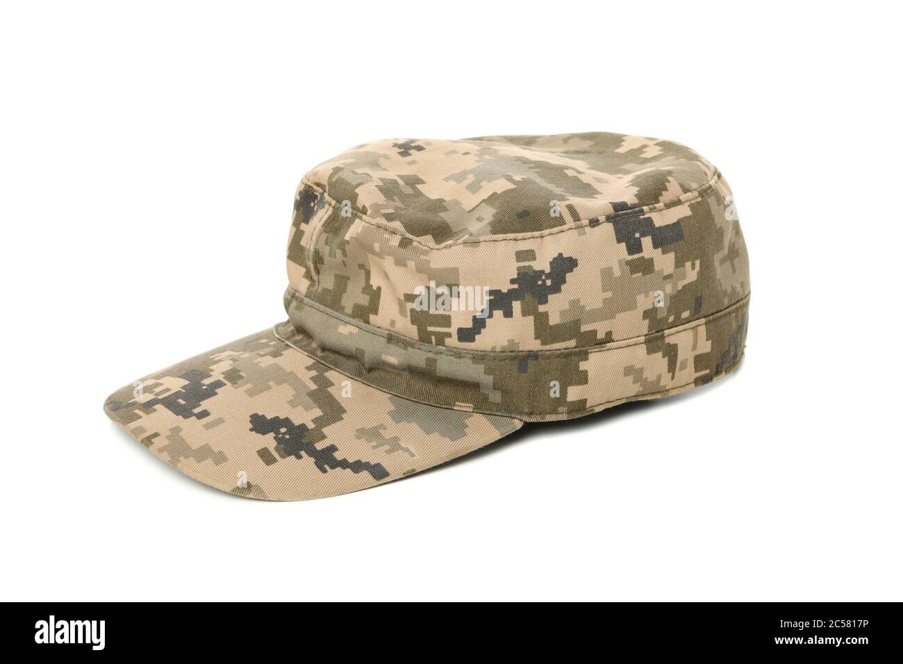 Cappuccio militare camuffato isolato su sfondo bianco Foto Stock