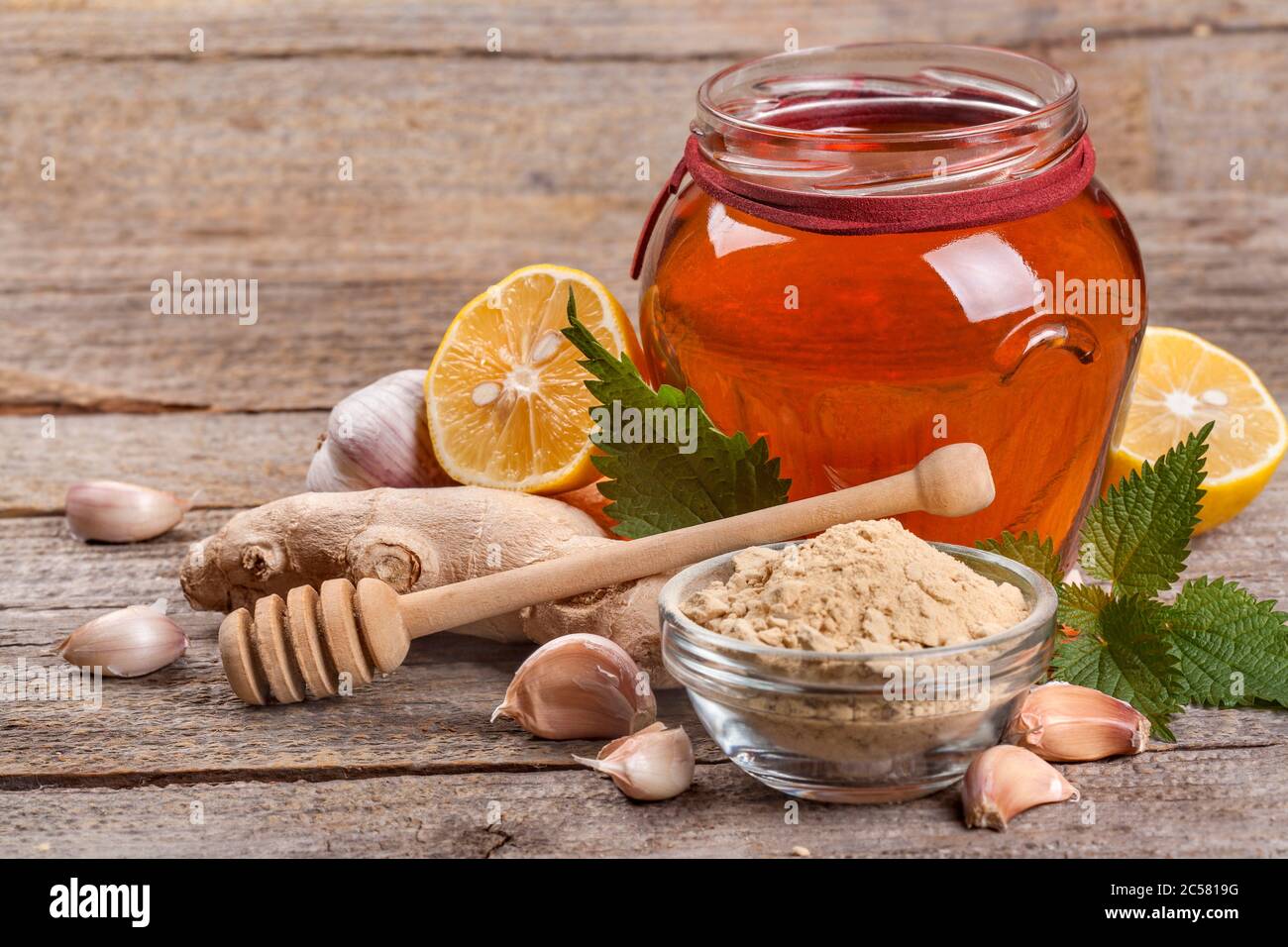 Zenzero, miele e limone, il concetto di medicina naturale. Disintossicazione e una dieta antiossidante. Il concetto di alimentazione sana e di stile di vita. Foto Stock